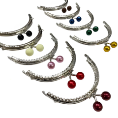 Boncuklu Metal Oval Cüzdan Klipsi 11 cm M7 Kırmızı